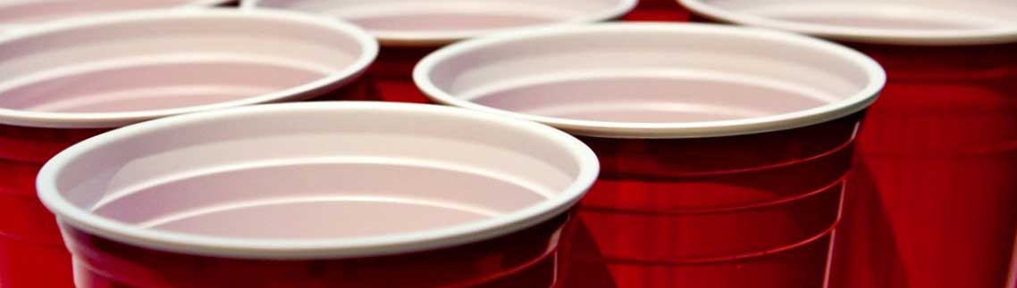 Bierpong-Boom in Köln: Hier fliegt der Ball und fließt das Bier